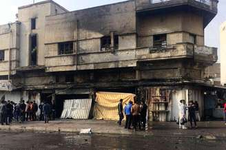 Pessoas se reúnem em local de ataque a bomba em Bagdá. 30/01/2015