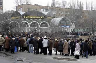 Residentes locais aguardam em fila para obter ajuda humanitária perto de uma mercearia em Donetsk, em 29 de janeiro