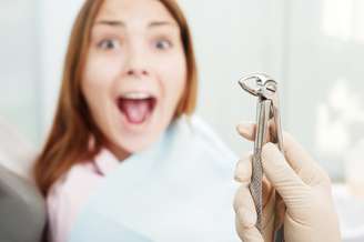 Barbeiros, que eram os responsáveis pela cabeça das pessoas, extraiam os dentes a qualquer sinal de infecção com aparelhos inadequados
