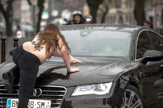 Feministas do grupo Femen fizeram protesto e subiram no carro do ex-diretor da FMI