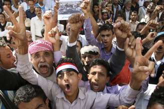 Manifestantes gritam slogans durante uma manifestação contra a milícia xiita houthi em Taiz, em 14 de fevereiro