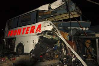 <p>Destroços do ônibus que colidiu com o trem em Anahua são vistos no local do acidente, no estado de Nuevo León</p>