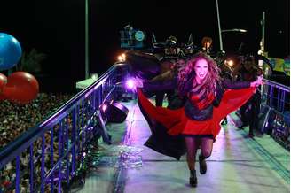 Cantora Daniela Mercury puxa trio no circuito Barra-Ondina, neste domingo (15), usando fantasia de vampira