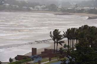 <p>Outro ciclone "gêmeo" de Marcia, o Lam, tocou o solo na madrugada no norte da Austrália com categoria quatro, mas sua intensidade já foi rebaixada para um</p>