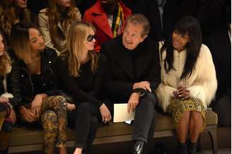 Kate Moss, Mario Testino e Naomi Campbell no desfile da Burberry