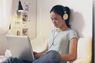 Jovens podem ter perdas de audição ao usar fones de ouvido 