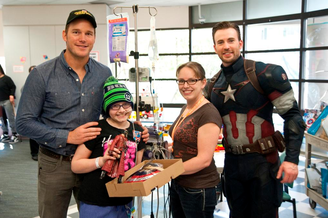 Chris Evans e Chris Patt visitara hospital em Seattle 