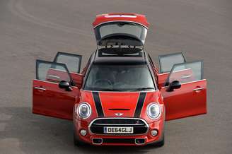 <p>Mini Cooper quatro portas chega ao País</p>