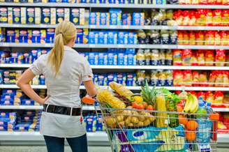 Em supermercados, o valor pode ser impresso na embalagem ou na gôndola