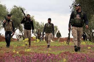 Combatentes rebeldes da al-Jabha al-Shamiya caminham para front contra Estado Islâmico perto da cidade síria de Mare, norte de Aleppo. 24/03/2015.