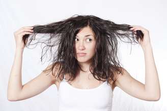 Lavar o cabelo pode não ser tão simples como nós imaginamos