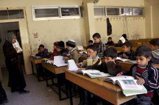 Crianças durante aula em escola síria de Jarmaq , no campo de Yarmouk. 14/04/2015.