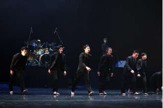 Sul-coreanos dançam e tocam ao vivo um ritmo que mistura rock e poomba
