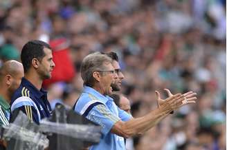 Oswaldo foi obrigado a comandar o Palmeiras da arquibancada