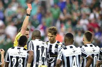 Juiz chegou a expulsar o jogador errado após marcar pênalti polêmico