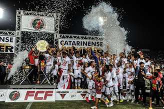 Joinville comemora título, que pode ser retirado por irregularidade em fase anterior do Catarinense
