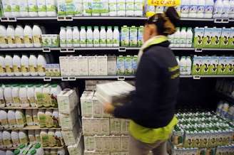 Funcionária organiza caixas de leite na seção de laticínios numa loja do Carrefour. 04/09/2014