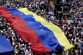 Venezuelanos realizam protesto neste sábado