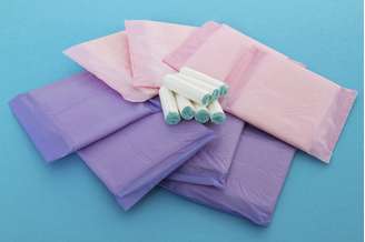 Mulheres podem driblar alergia a absorventes com produtos hipoalergênicos ou coletores menstruais