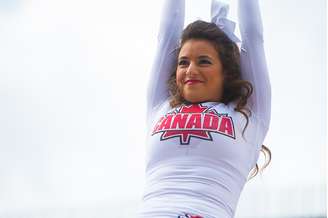 Cheerleaders fizeram apresentação em inauguração da superloja do Pan