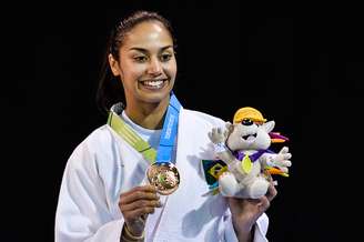 Mariana Silva exibe sua medalha de bronze 