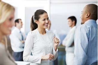 Investir tempo para os relacionamentos profissionais é uma boa forma de se manter ativo no mercado de trabalho