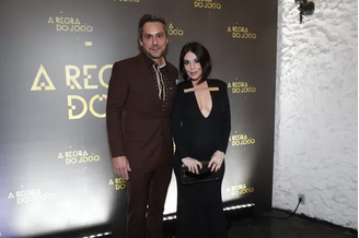 Alexandre Nero prestigia festa da novela "A Regra do Jogo" com a mulher, Karen Brusttolin 