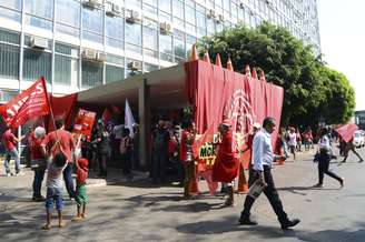 Manifestantes de movimentos sociais ocupam o prédio do Ministério da Fazenda, em Brasília