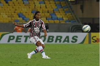 Ronaldinho começou no banco contra o Grêmio e entrou apenas na metade do segundo tempo