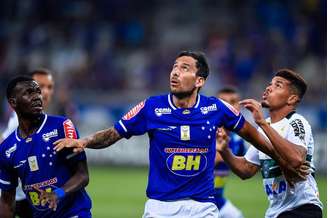 FOTOS - Cruzeiro vence Coritiba e abre vantagem da zona da degola