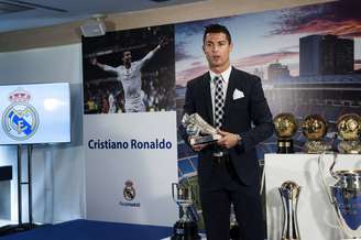Cristiano ganhou uma chuteira de prata como homenagem pelo recorde de gols no Real Madrid
