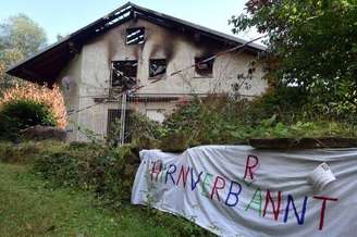 Remchingen, sul da Alemanha. Um albergue para refugiados incendiado e uma faixa afirmando "estúpido"