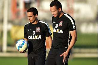 Jadson e Renato Augusto são dois dos titulares que já deixaram a Corinthians após o título do Campeonato Brasileiro de 2015