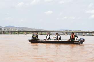 Autoridades monitoram a lama vinda das barragens da Samarco com rejeitos de mineração que segue ao longo do leito do Rio Doce em direção à sua foz .