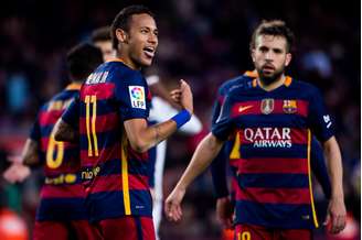Neymar diz que está muito feliz em Barcelona, mas que precisa "analisar tudo" antes de renovar