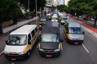 Motoristas de vans do Transporte Escolar Gratuito (TEG) realizam carreata pela Rua da Consolação em São Paulo (SP), em protesto na manhã desta quinta-feira (21).