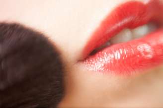 Blush em tom terroso combina com o bocão vermelho.