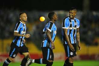 Lincoln comemora seu golaço junto com os companheiros de Grêmio