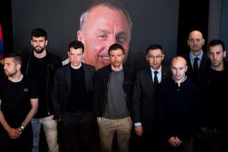 Elenco do Barcelona homenageia Cruyff