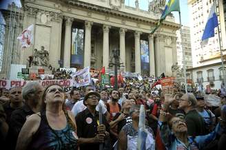 Servidores estaduais no protesto de 3 de  março contra a situação financeira e a mudança do calendário de pagamento de salários.