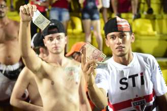 Torcida do São Paulo protestou e mostrou cédulas de dinheiro para o elenco após a derrota