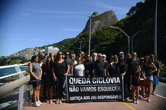 Moradores do Rio vestem preto em protesto no Mirante Lebon para cobrar punição de responsáveis por desabamento de parte da Ciclovia Tim Maia