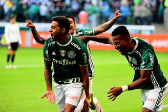Cleiton Xavier, que tinha acabado de entrar no time vindo do banco de reservas, comemora o gol que garantiu a vitória do Palmeiras no clássico contra o Corinthians, na Allianz Arena