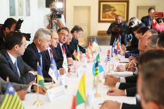 Encontro na Residência Oficial de Águas Claras, no Distrito Federal, para reunião com governadores que trata sobre a dívida dos Estados com a União. 