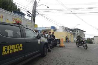 A Polícia Militar faz operação em comunidades do Rio e da Baixada Fluminense para encontrar o criminoso Nicolas Labre Pereira de Jesus, conhecido como Fat Family resgatado por um grupo de traficantes do Hospital Municipal Souza Aguiar.