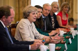 Theresa May, primeira-ministra do Reino Unido, conversa com representantes de pequenas empresas em Londres