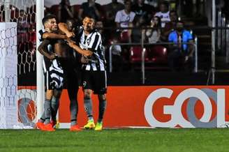 Jogadores do Botafogo comemoram gol da vitória sobre o São Paulo (Maurício Rummens /Agência Lancepress!)
