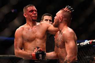 Após muita rivalidade, os lutadores demonstraram respeito dentro do cage do UFC 202 - (Foto: UFC)