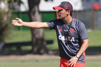 O técnico Zé Ricardo orientou muito os jogadores durante a atividade (Foto: Gilvan de Souza/Flamengo)
