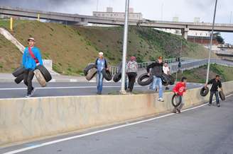 Integrantes do Movimento dos Trabalhadores Sem Teto (MTST) ocupam a Radial Leste, sentido Centro, altura de Itaquera, em São Paulo (SP), em protesto contra o governo interino de Michel Temer e contra cortes em programas sociais na manhã desta terça-feira